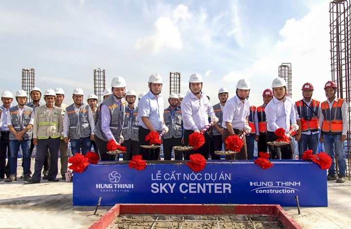 Ông Trần Tựu – Phó TGĐ Đầu tư Hung Thinh Corp – Trưởng ban quản lý dự án Sky Center (thứ ba từ trái sang) cùng đại diện Ban quản lý dự án tham gia lễ cất nóc
