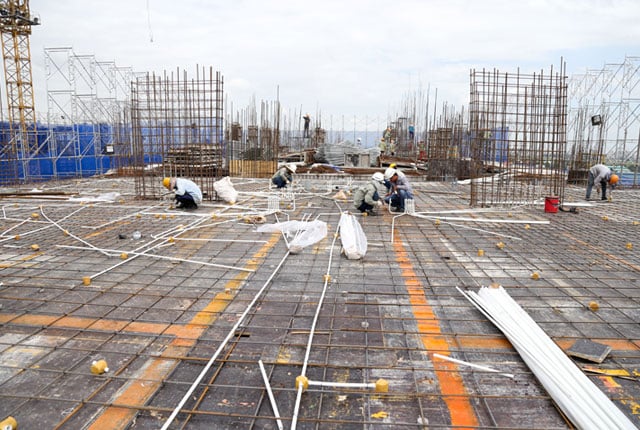 Đang thi công tầng thượng block A Sky Center