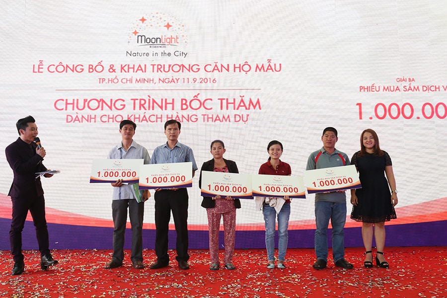 Bà Trần Thị Phương Uyên – Phó giám đốc Marketing Hung Thinh Corp trao giải thưởng là voucher mua sắm trị giá 01 triệu đồng cho các khách hàng tham dự may mắn trúng thưởng
