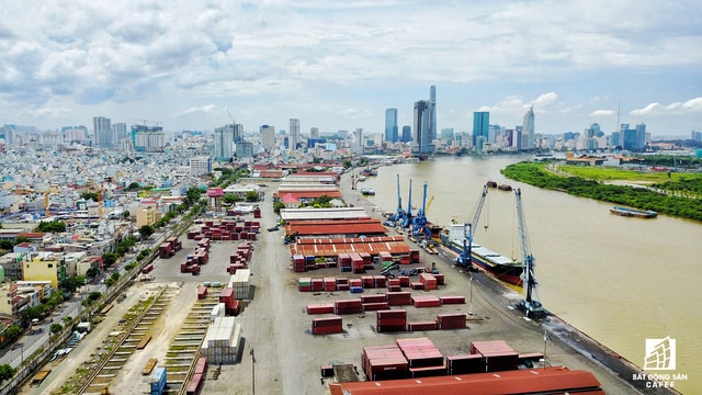  Theo quy hoạch, TP.HCM sẽ phát triển khu vực này thành một siêu đô thị ven sông. Trước mắt thành phố sẽ cho di dời toàn bộ khu cảng, đầu tư mở rộng đường Nguyễn Tất Thành, chuẩn bị đầu tư cầu Thủ Thiêm 3. 