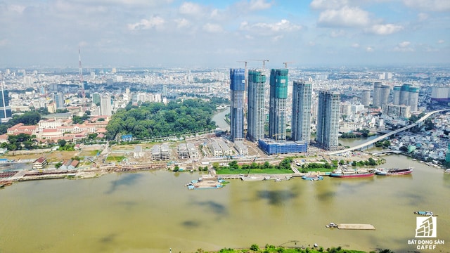  Hai khu cảng trên sông Sài Gòn đã được di dời đúng tiến độ, trong hơn 2 năm qua khu vực này đã và đang hình thành nên các khu đô thị kiểu mẫu, mang biểu tượng mới của một thành phố hiện đại. 