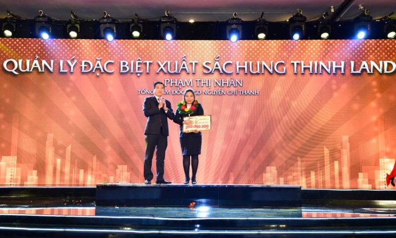 Bà Phạm Thị Nhàn – Tổng Giám đốc Sàn Nguyễn Chí Thanh – Quản lý đặc biệt xuất sắc Hung Thinh Land năm 2017