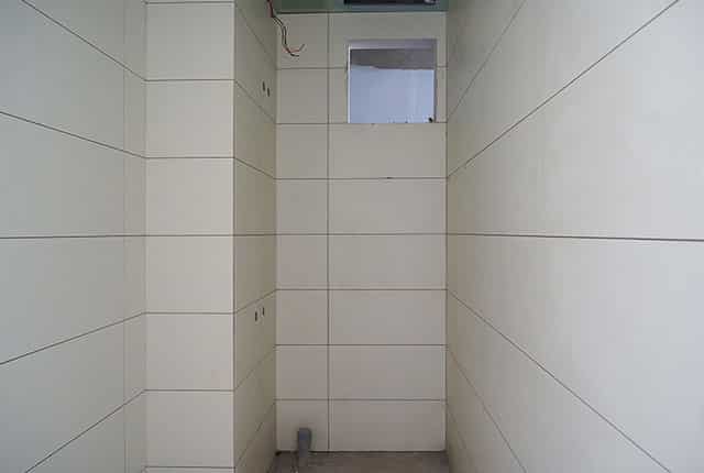 Ốp gạch WC căn hộ từ tầng 5 đến tầng12 Block A1, Block A2, Block B và Block C